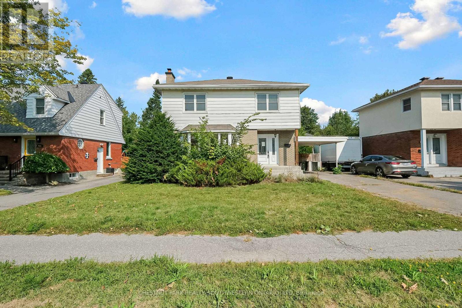 809 Smyth Road N, Ottawa, Ontario  K1G 1P2 - Photo 3 - X12397854