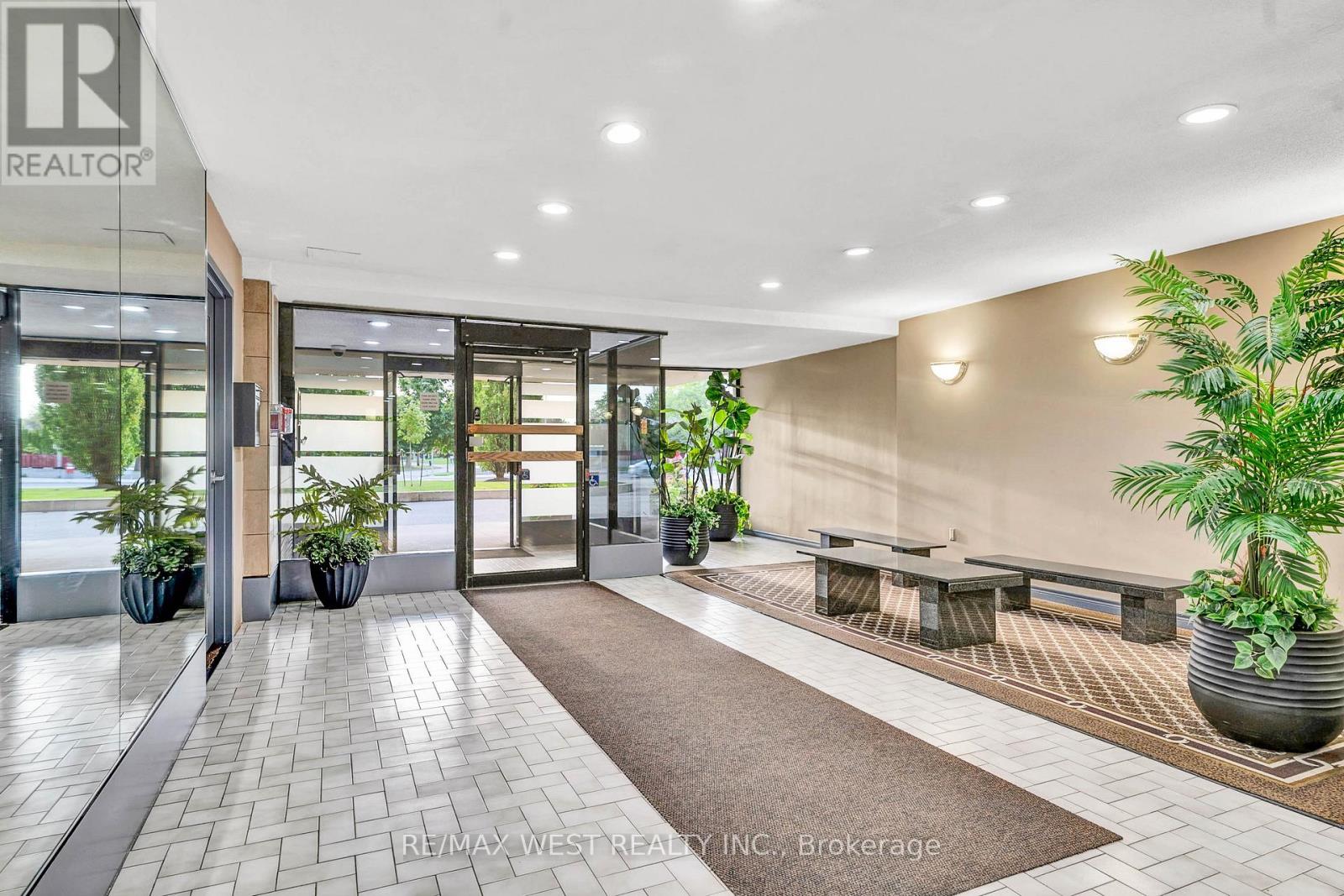 102 - 2825 Islington Avenue, Toronto, Ontario  M9L 2K1 - Photo 4 - W12392548