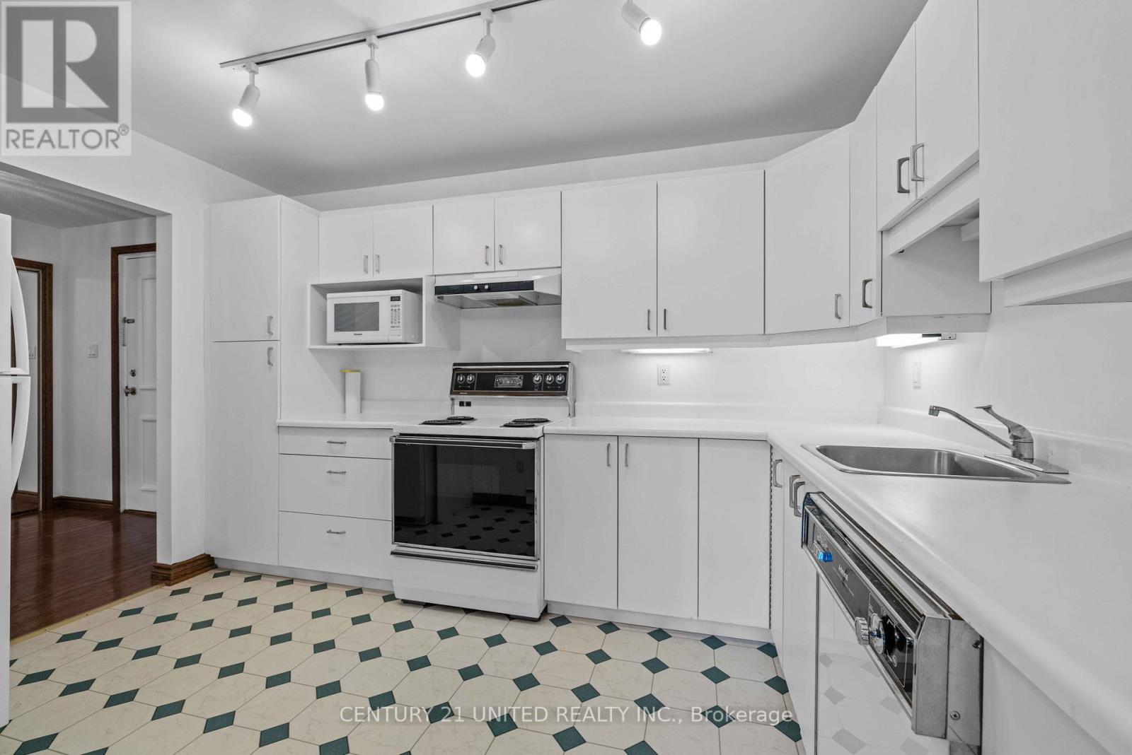 8 - 21 Paddock Wood, Peterborough, Ontario  K9H 7H2 - Photo 11 - X12397997