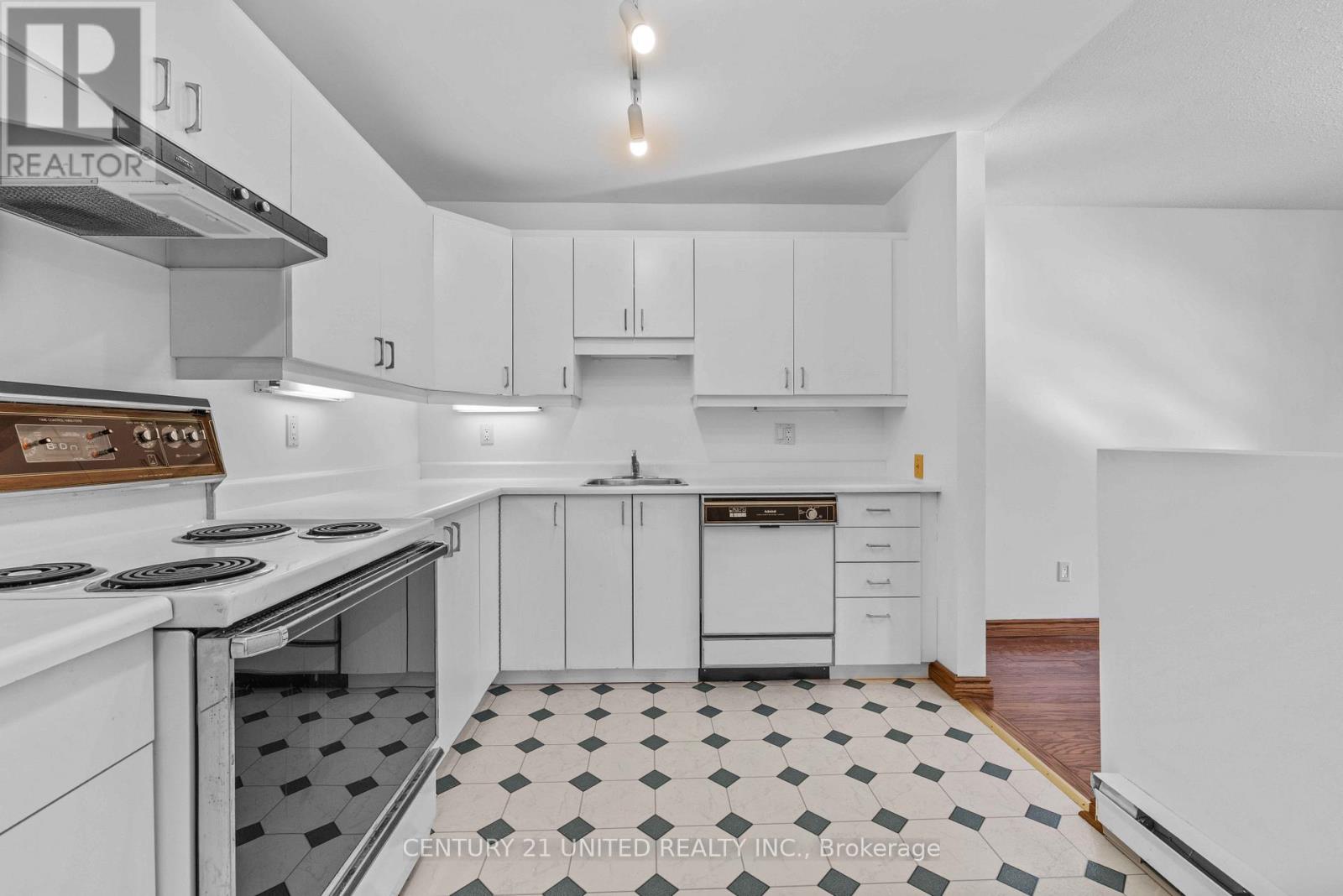 8 - 21 Paddock Wood, Peterborough, Ontario  K9H 7H2 - Photo 8 - X12397997