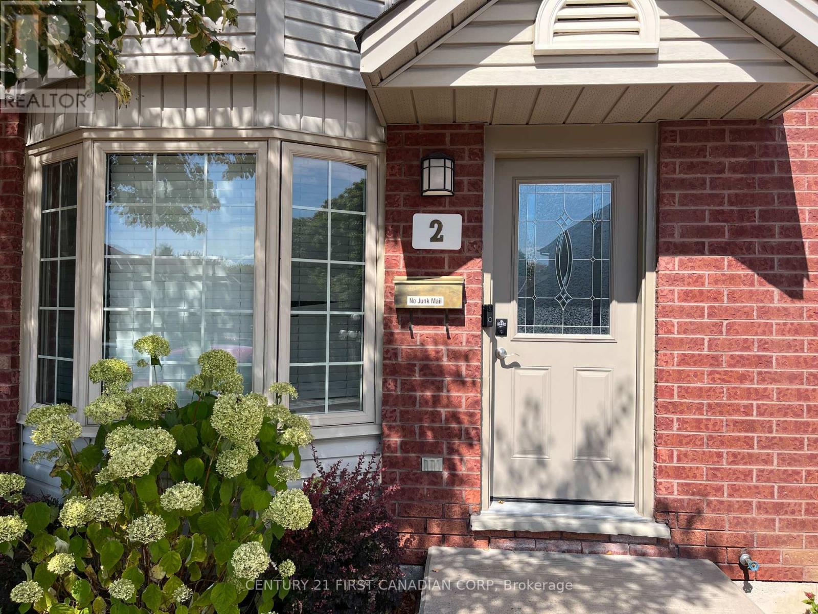 2 - 70 Chapman Court, London North, Ontario  N6G 4Z4 - Photo 2 - X12397973