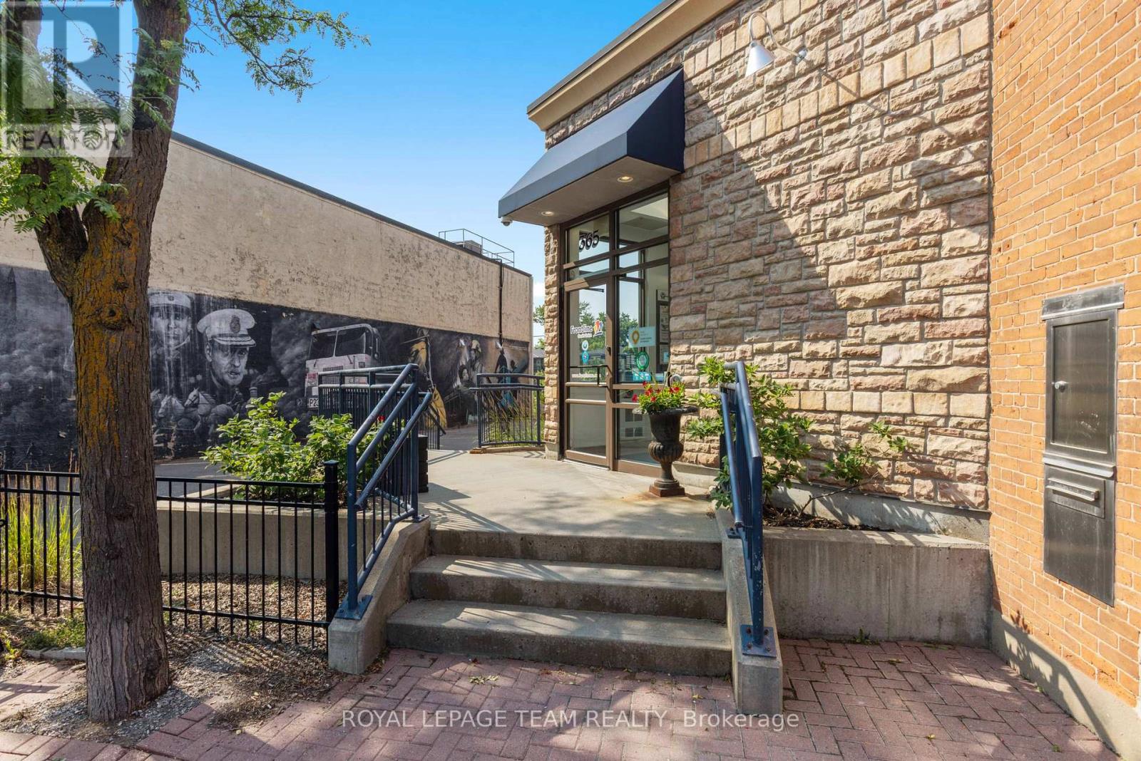 365 Richmond Road, Ottawa, Ontario  K2A 0E7 - Photo 2 - X12398028