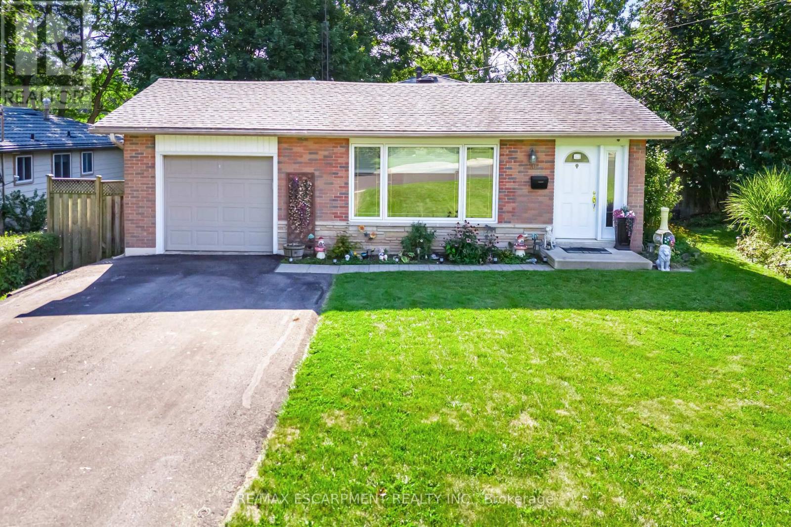 70 Cobblehill Road, Halton Hills, Ontario  L6X 1X3 - Photo 4 - W12397928