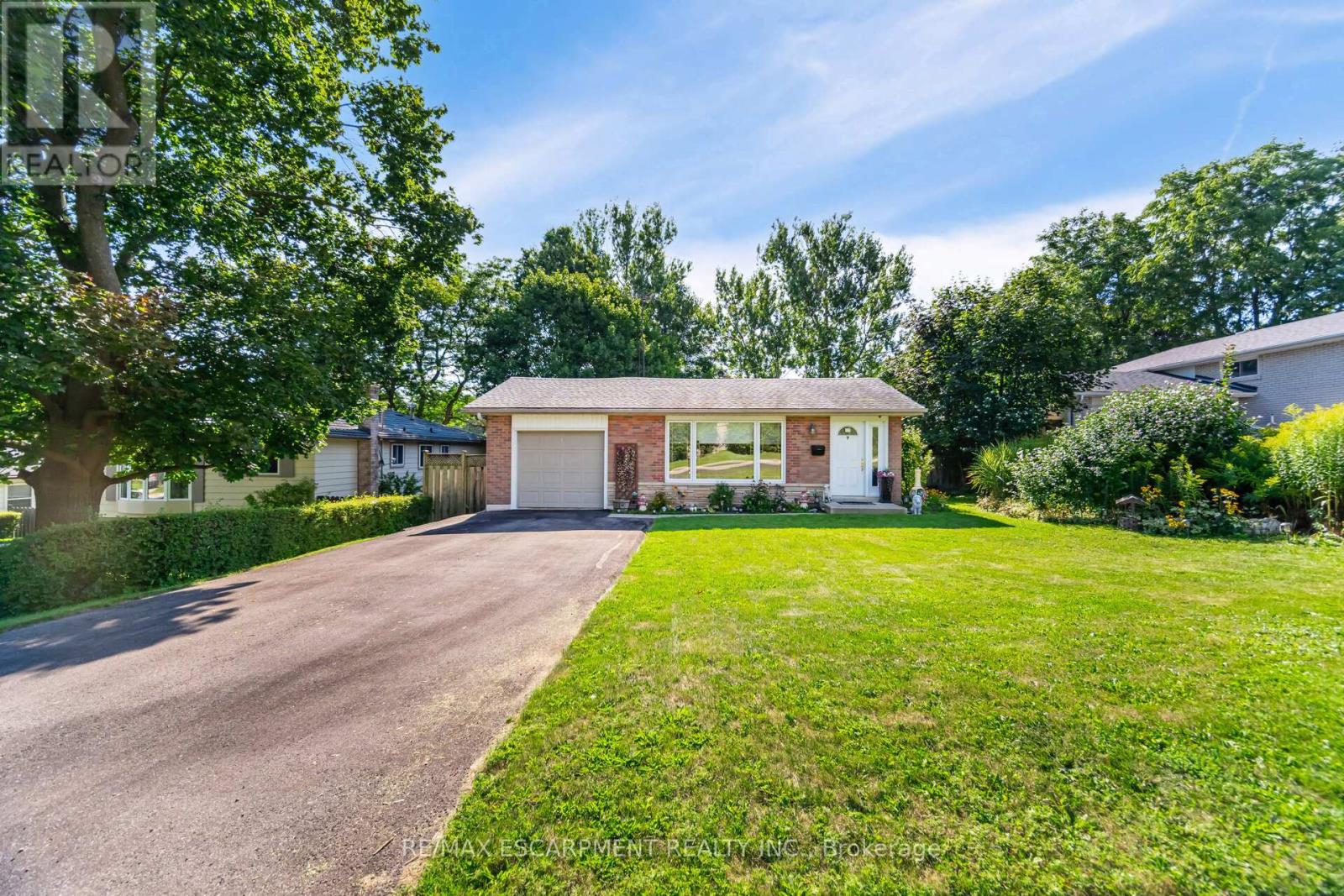 70 Cobblehill Road, Halton Hills, Ontario  L6X 1X3 - Photo 5 - W12397928