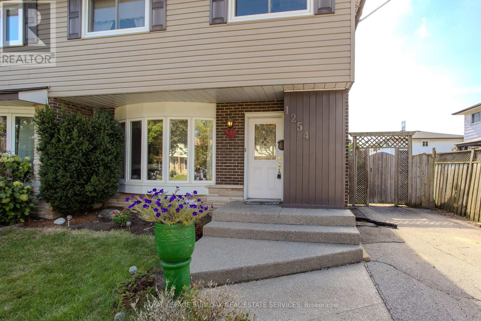 1254 Treeland Street, Burlington, Ontario  L7R 3T6 - Photo 3 - W12397931