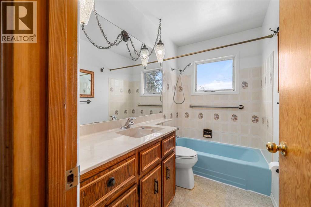 43 Canyon Drive Nw, Calgary, Alberta  T2L 0R2 - Photo 12 - A2255806