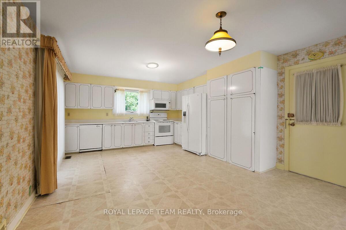 123 Ivy Crescent, Ottawa, Ontario  K1M 1Y1 - Photo 17 - X12398138