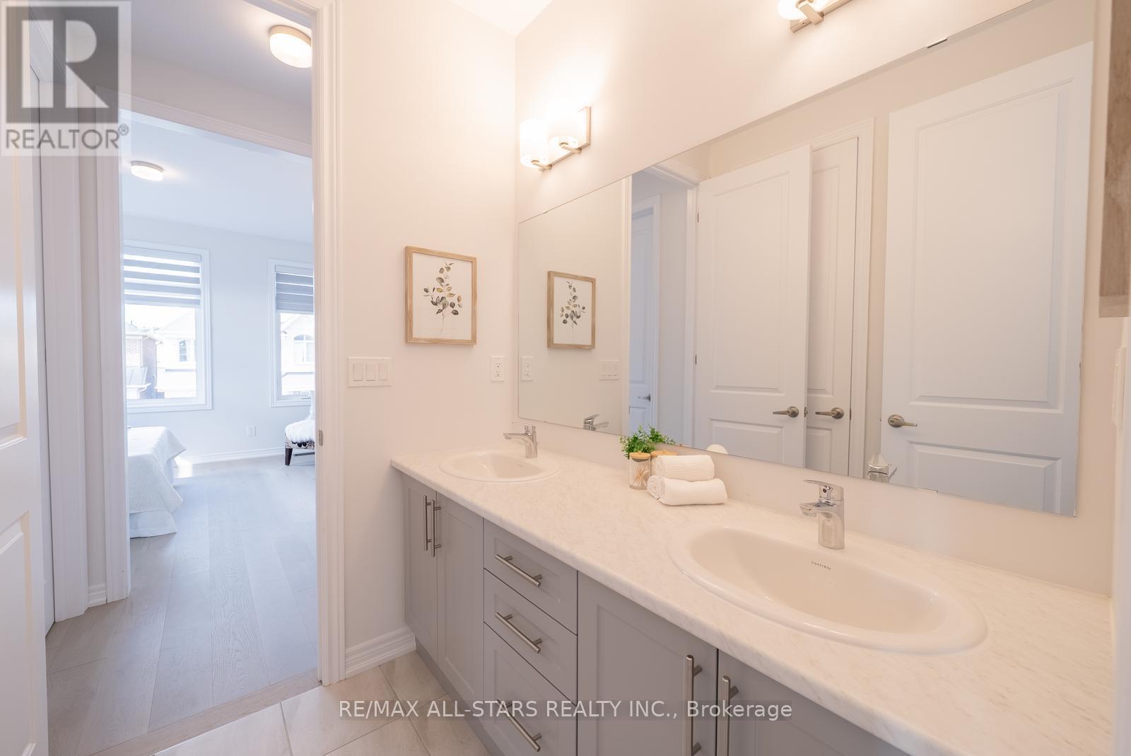 129 Busato Drive, Whitchurch-Stouffville, Ontario  L4A 4V6 - Photo 33 - N12398005