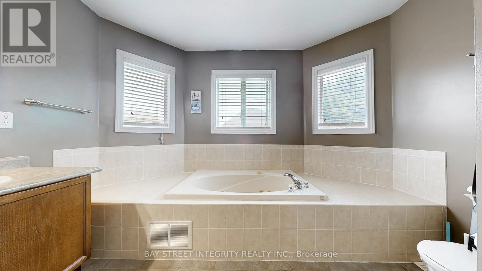 24 Ian Drive, Georgina, Ontario  L4P 4H1 - Photo 11 - N12398134