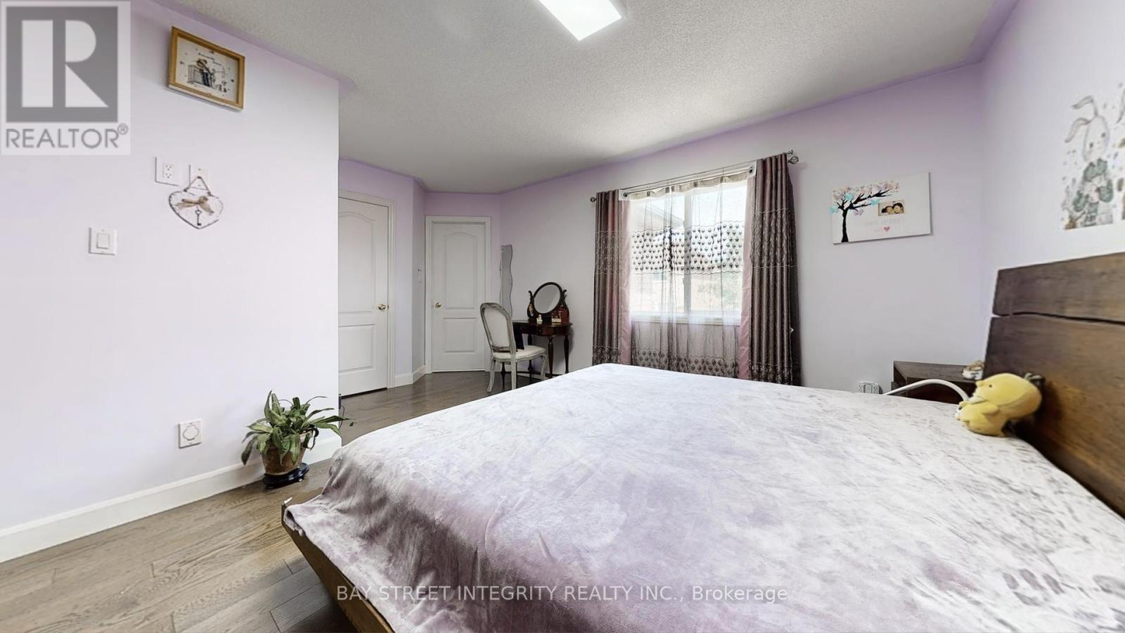 24 Ian Drive, Georgina, Ontario  L4P 4H1 - Photo 7 - N12398134