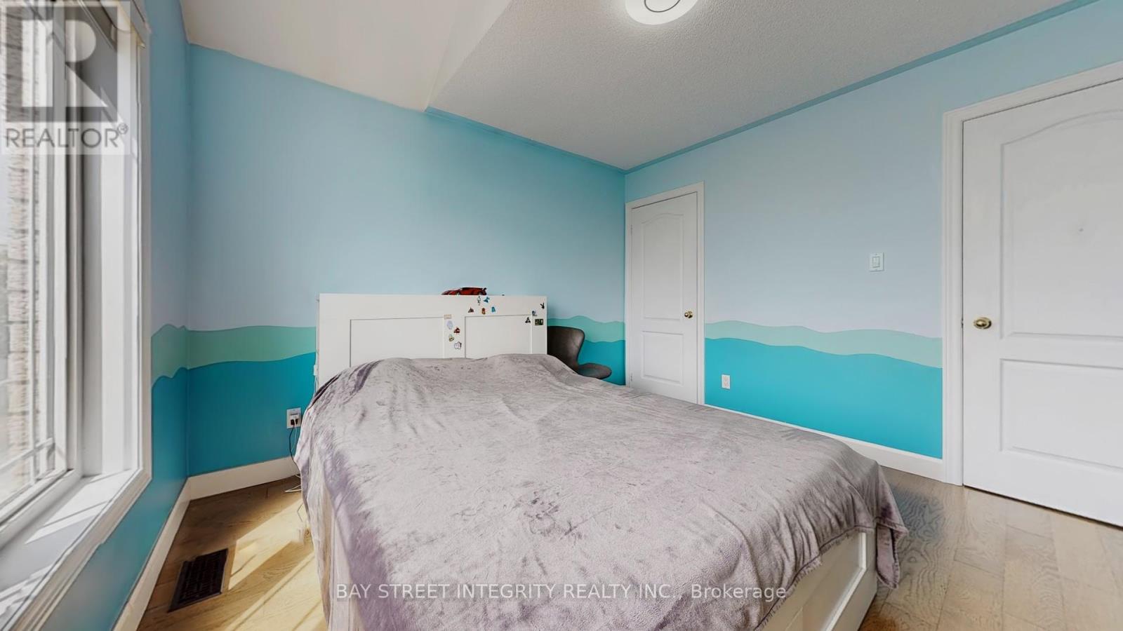 24 Ian Drive, Georgina, Ontario  L4P 4H1 - Photo 8 - N12398134