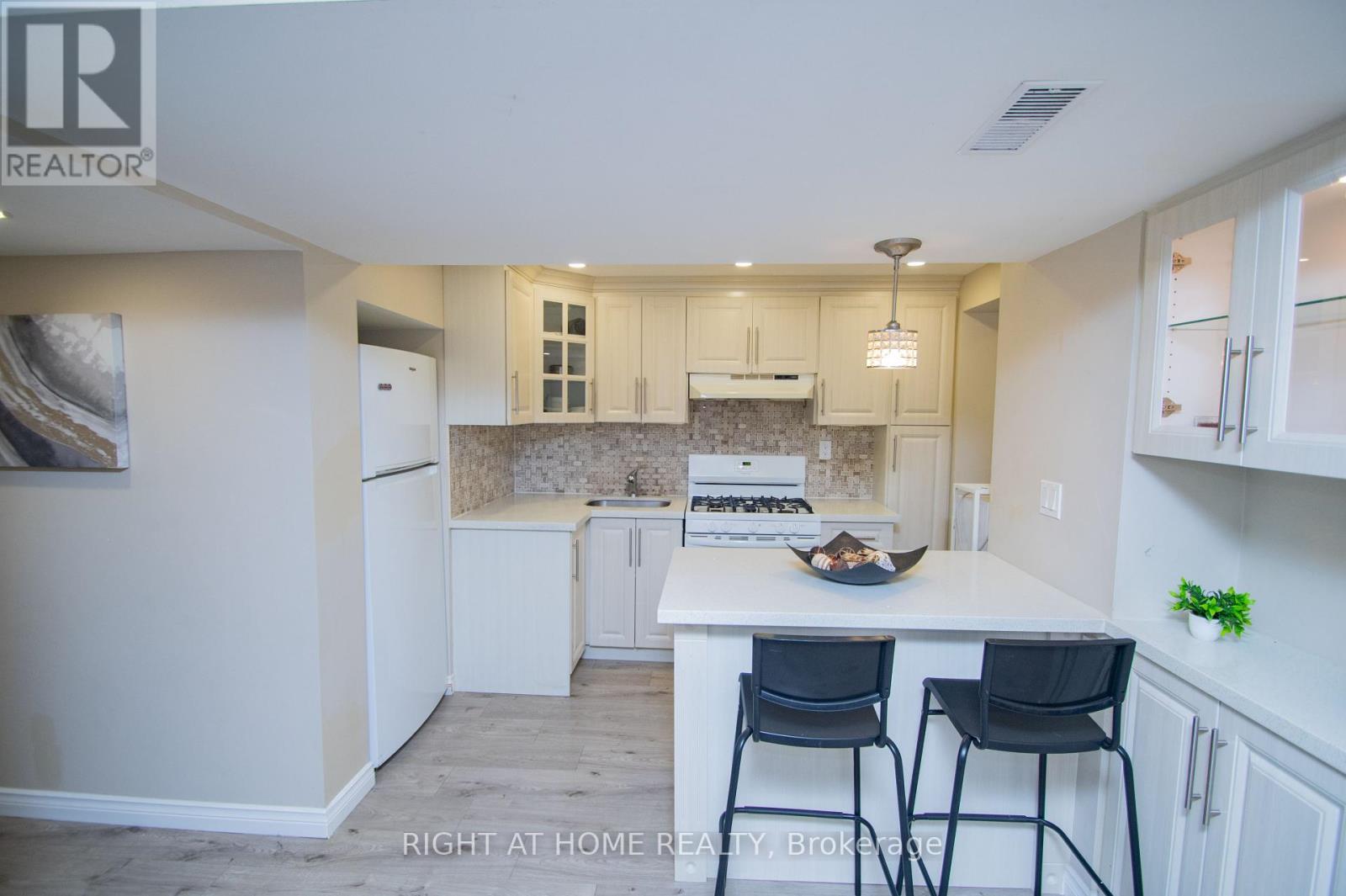 65 Bridgenorth Crescent, Toronto, Ontario  M9V 2M5 - Photo 30 - W12393111