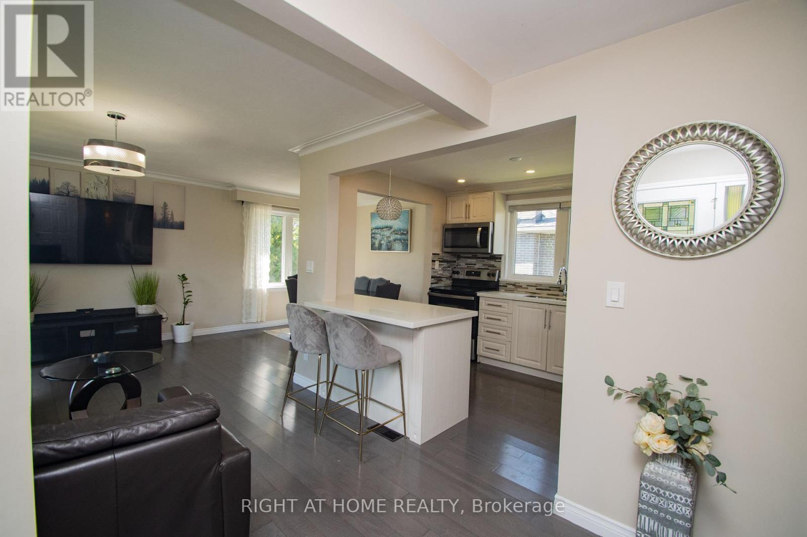 65 Bridgenorth Crescent, Toronto, Ontario  M9V 2M5 - Photo 5 - W12393111