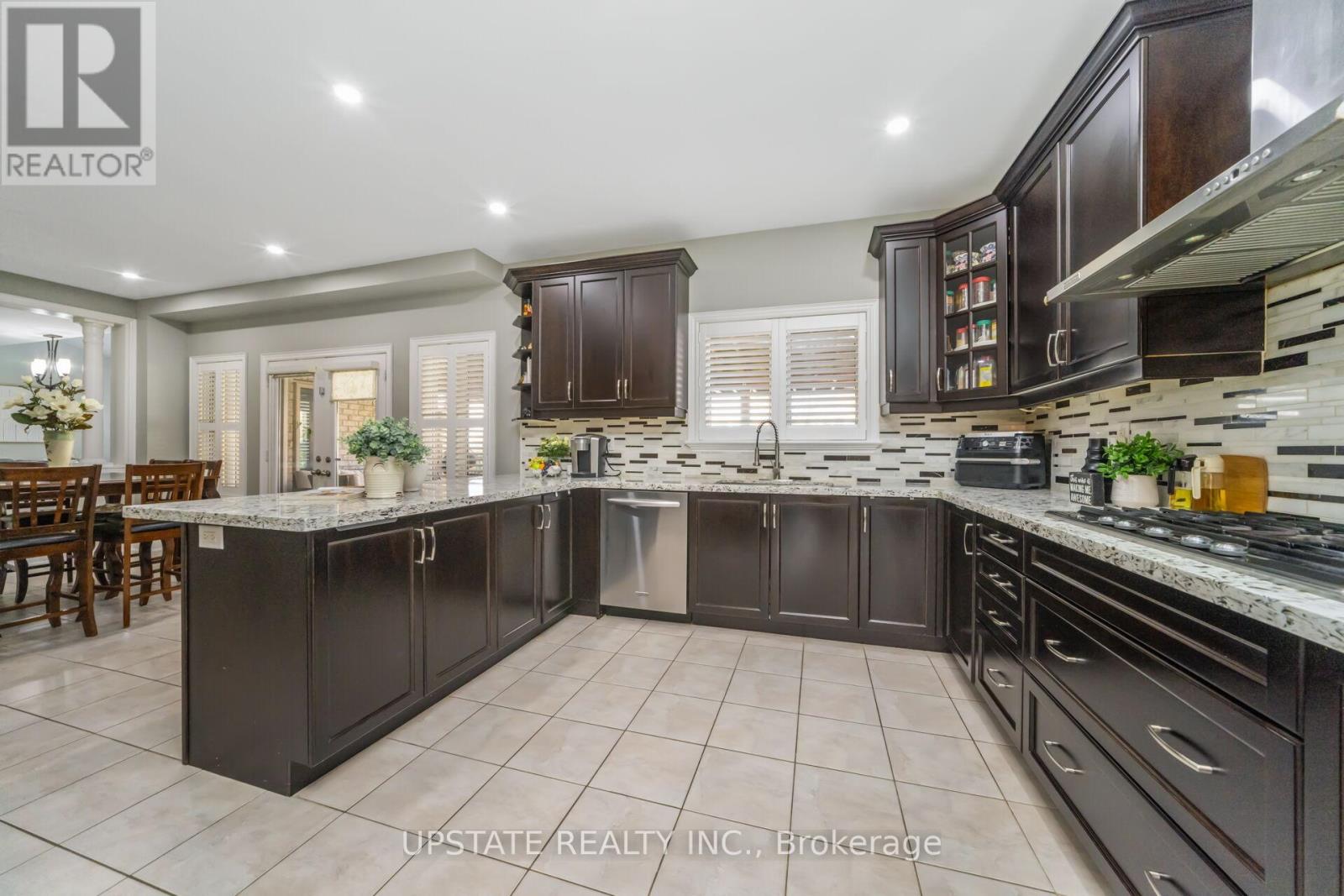 105 Royal West Drive, Brampton (Credit Valley), Ontario  L6X 0V6 - Photo 16 - W12397999