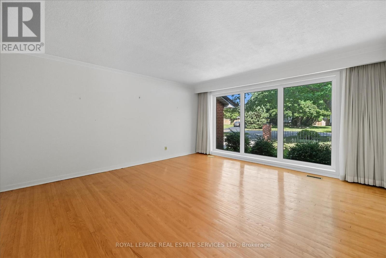 1536 Venetia Drive, Oakville, Ontario  L6L 1K7 - Photo 10 - W12398137