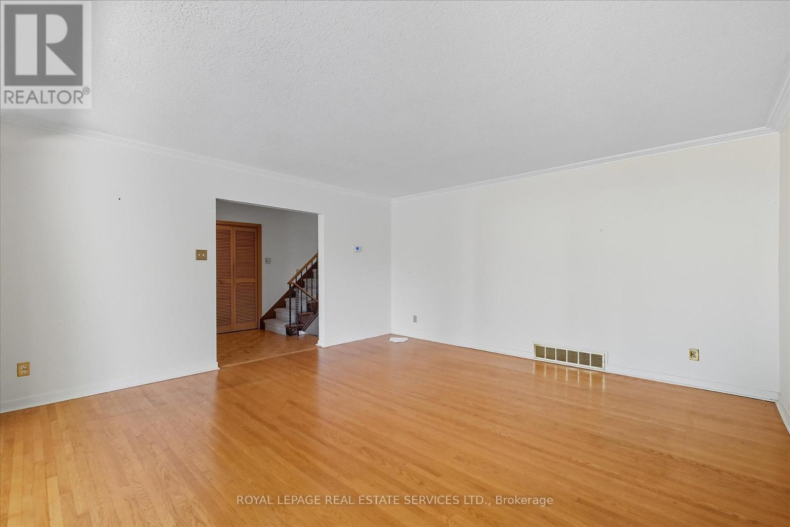 1536 Venetia Drive, Oakville, Ontario  L6L 1K7 - Photo 12 - W12398137