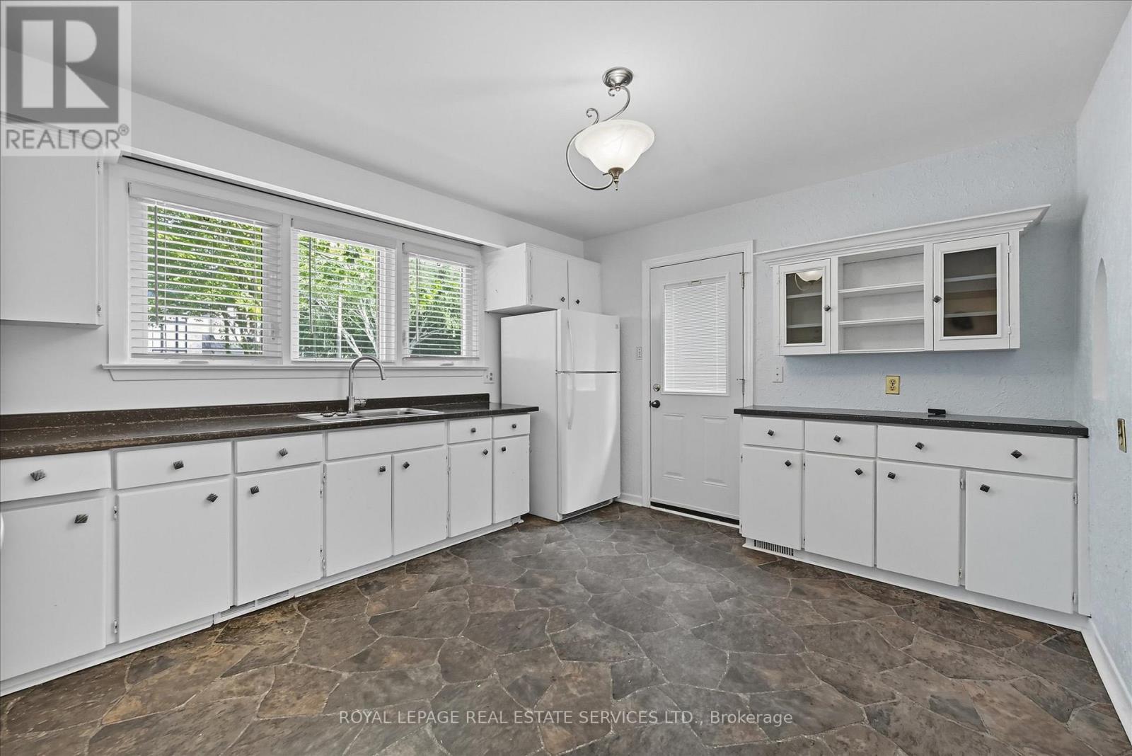 1536 Venetia Drive, Oakville, Ontario  L6L 1K7 - Photo 13 - W12398137