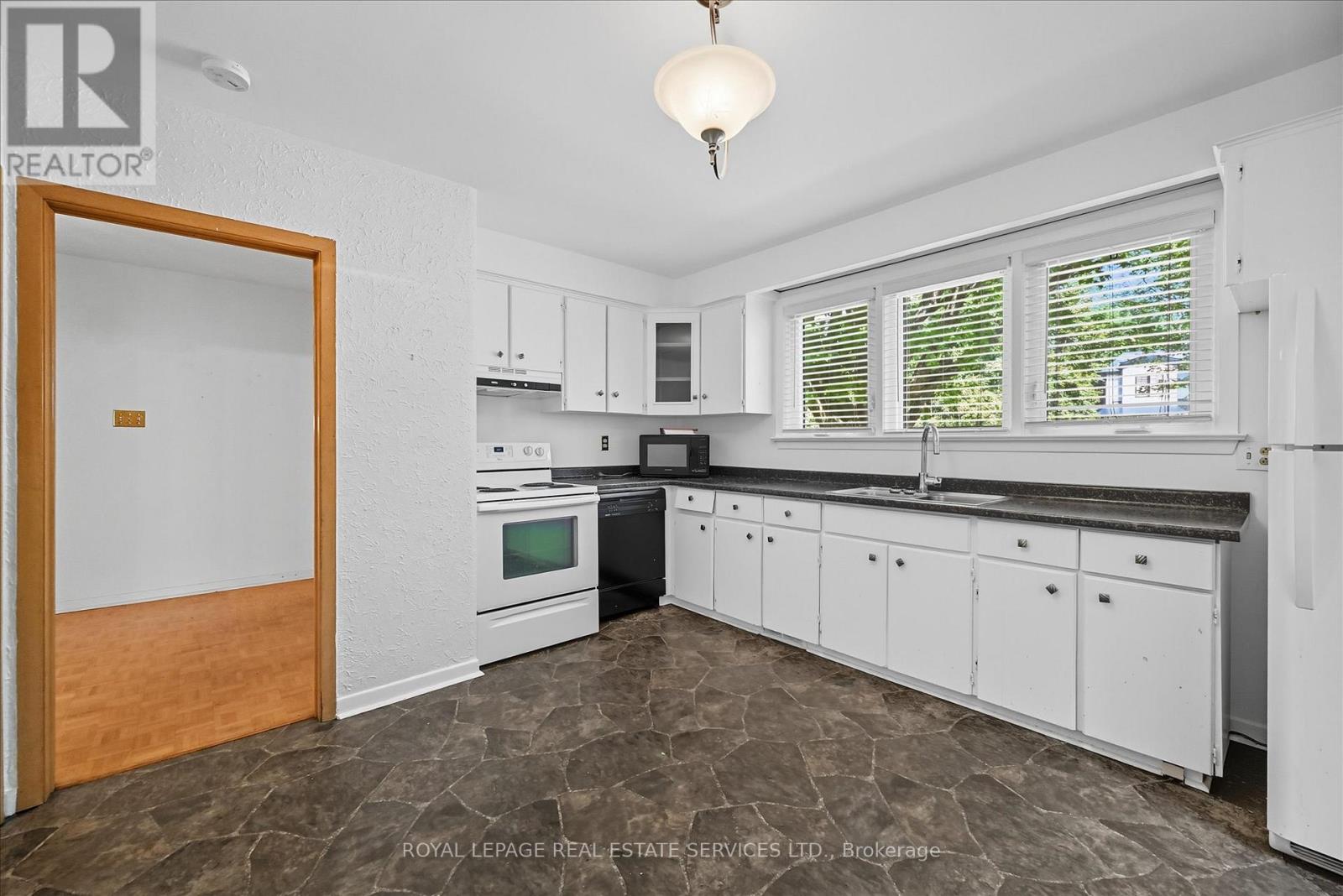 1536 Venetia Drive, Oakville, Ontario  L6L 1K7 - Photo 14 - W12398137
