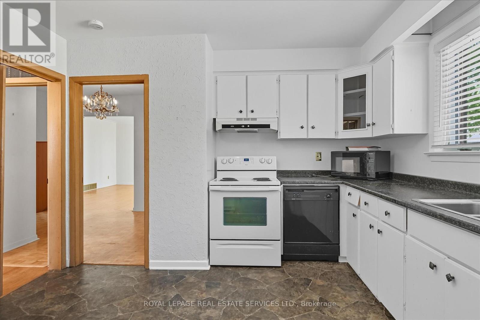 1536 Venetia Drive, Oakville, Ontario  L6L 1K7 - Photo 15 - W12398137