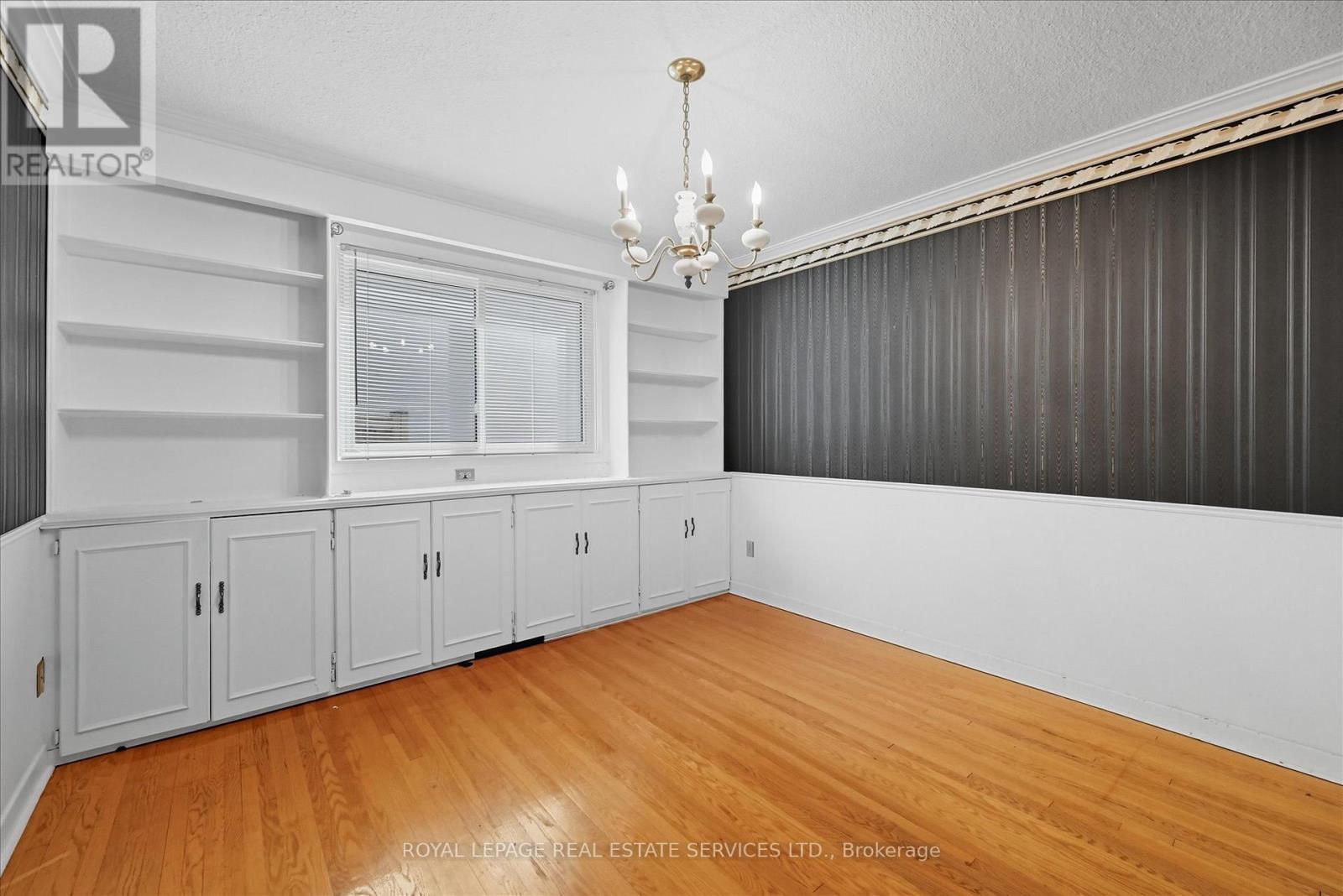 1536 Venetia Drive, Oakville, Ontario  L6L 1K7 - Photo 17 - W12398137