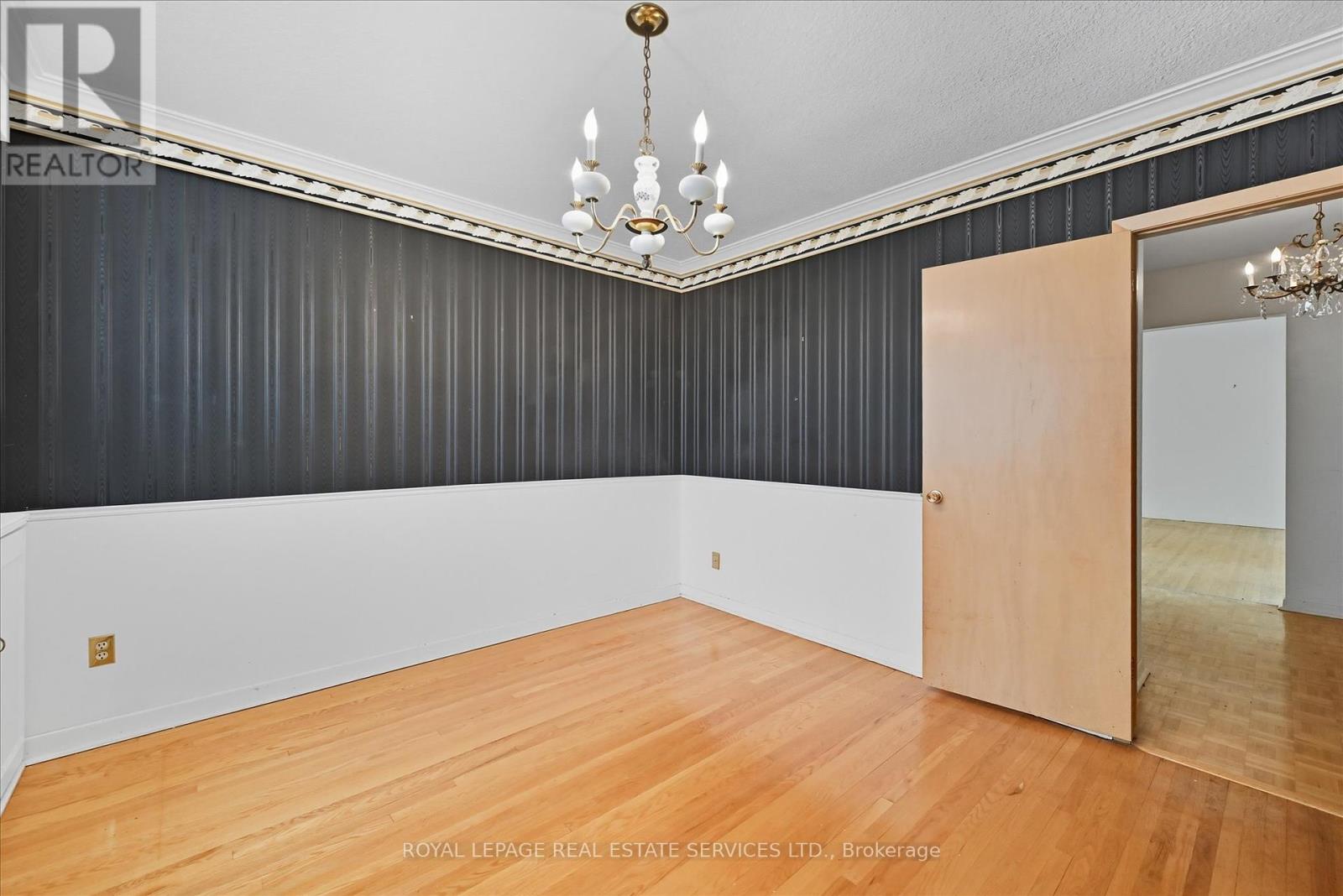 1536 Venetia Drive, Oakville, Ontario  L6L 1K7 - Photo 18 - W12398137