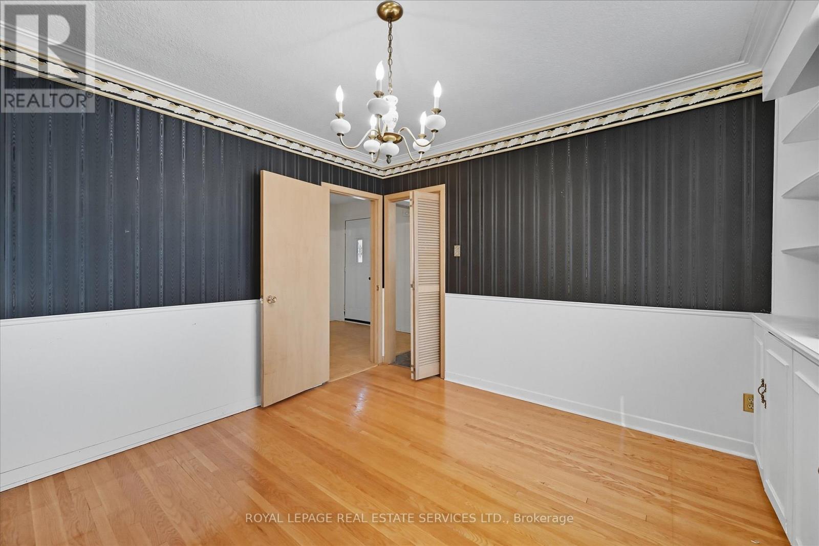 1536 Venetia Drive, Oakville, Ontario  L6L 1K7 - Photo 19 - W12398137