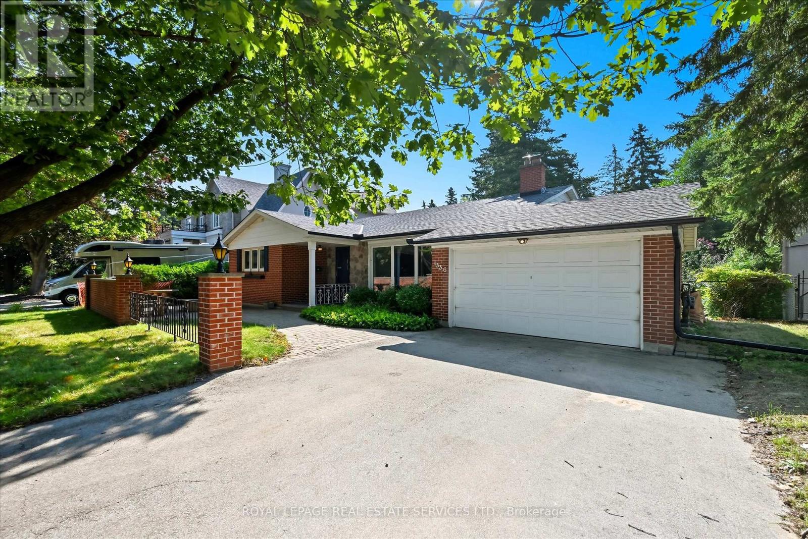 1536 Venetia Drive, Oakville, Ontario  L6L 1K7 - Photo 2 - W12398137