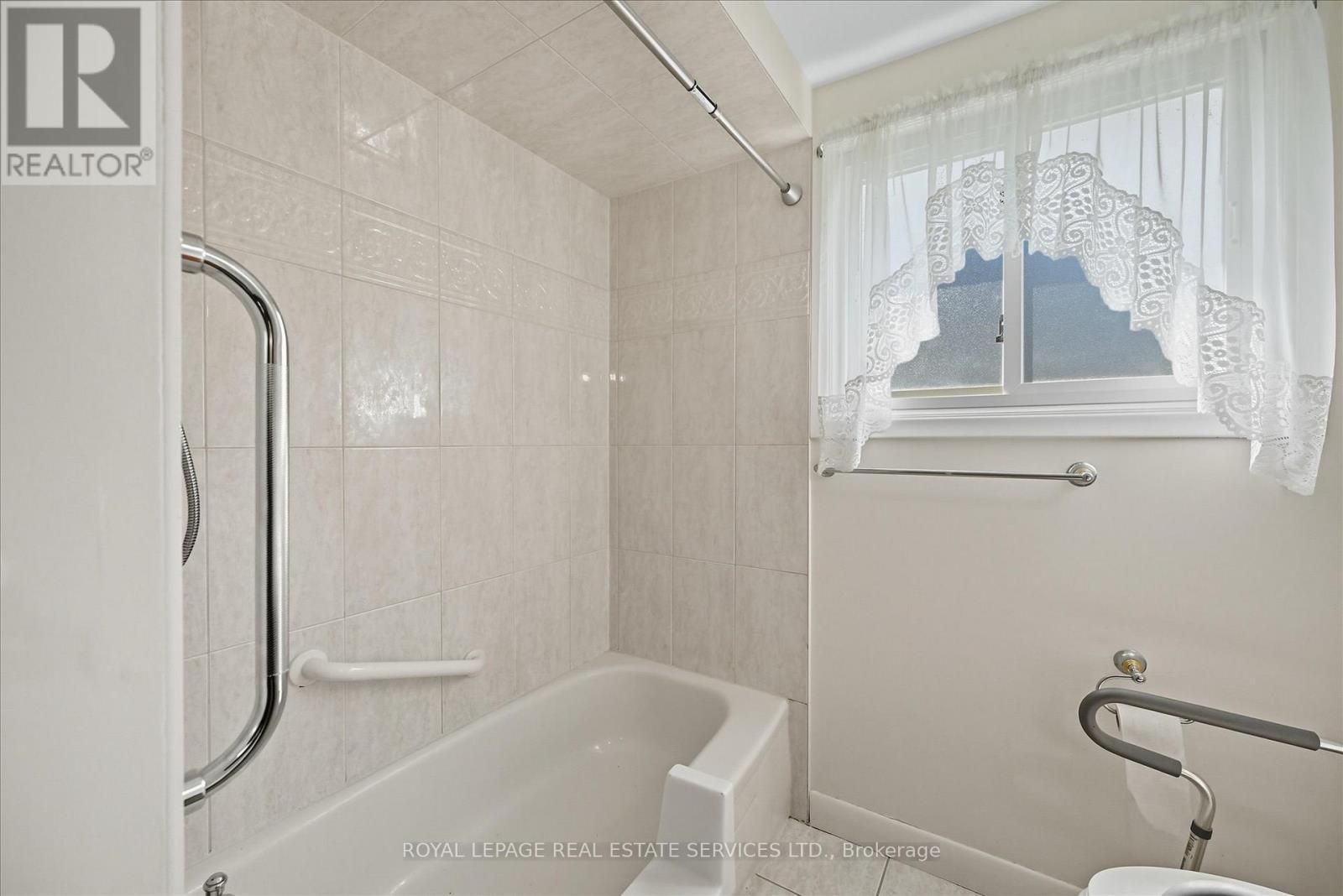 1536 Venetia Drive, Oakville, Ontario  L6L 1K7 - Photo 24 - W12398137