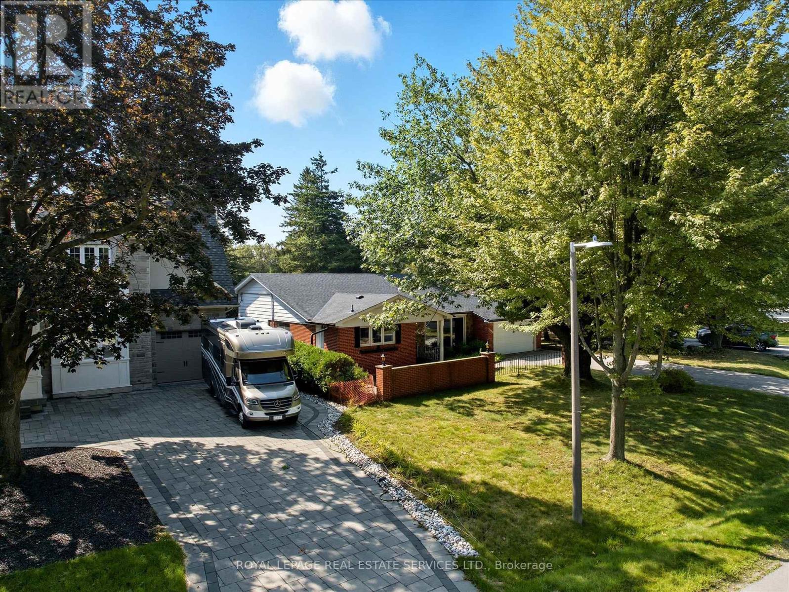 1536 Venetia Drive, Oakville, Ontario  L6L 1K7 - Photo 3 - W12398137