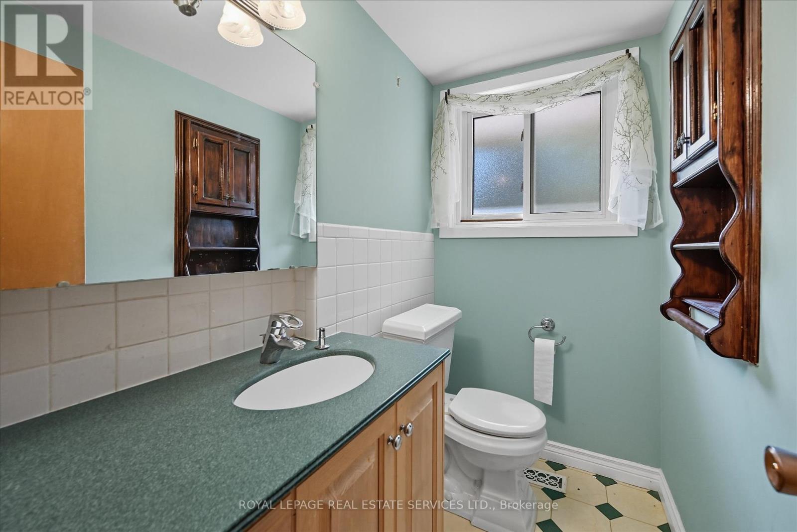 1536 Venetia Drive, Oakville, Ontario  L6L 1K7 - Photo 35 - W12398137