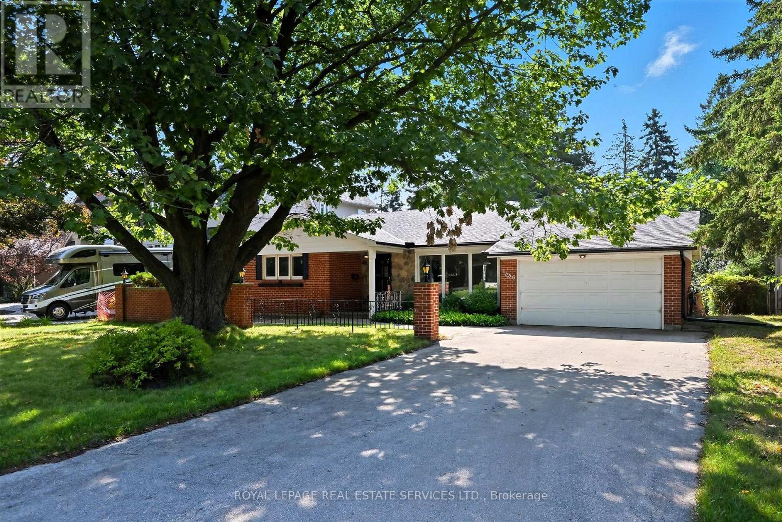 1536 Venetia Drive, Oakville, Ontario  L6L 1K7 - Photo 4 - W12398137