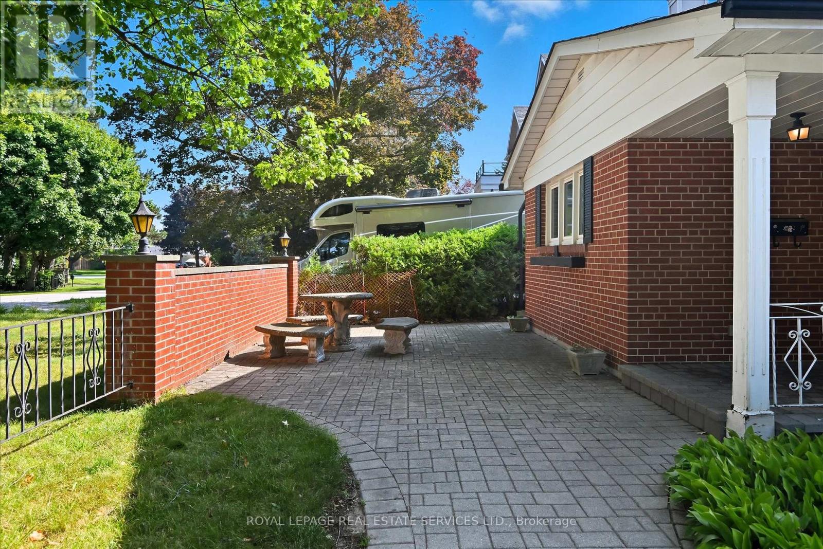 1536 Venetia Drive, Oakville, Ontario  L6L 1K7 - Photo 6 - W12398137