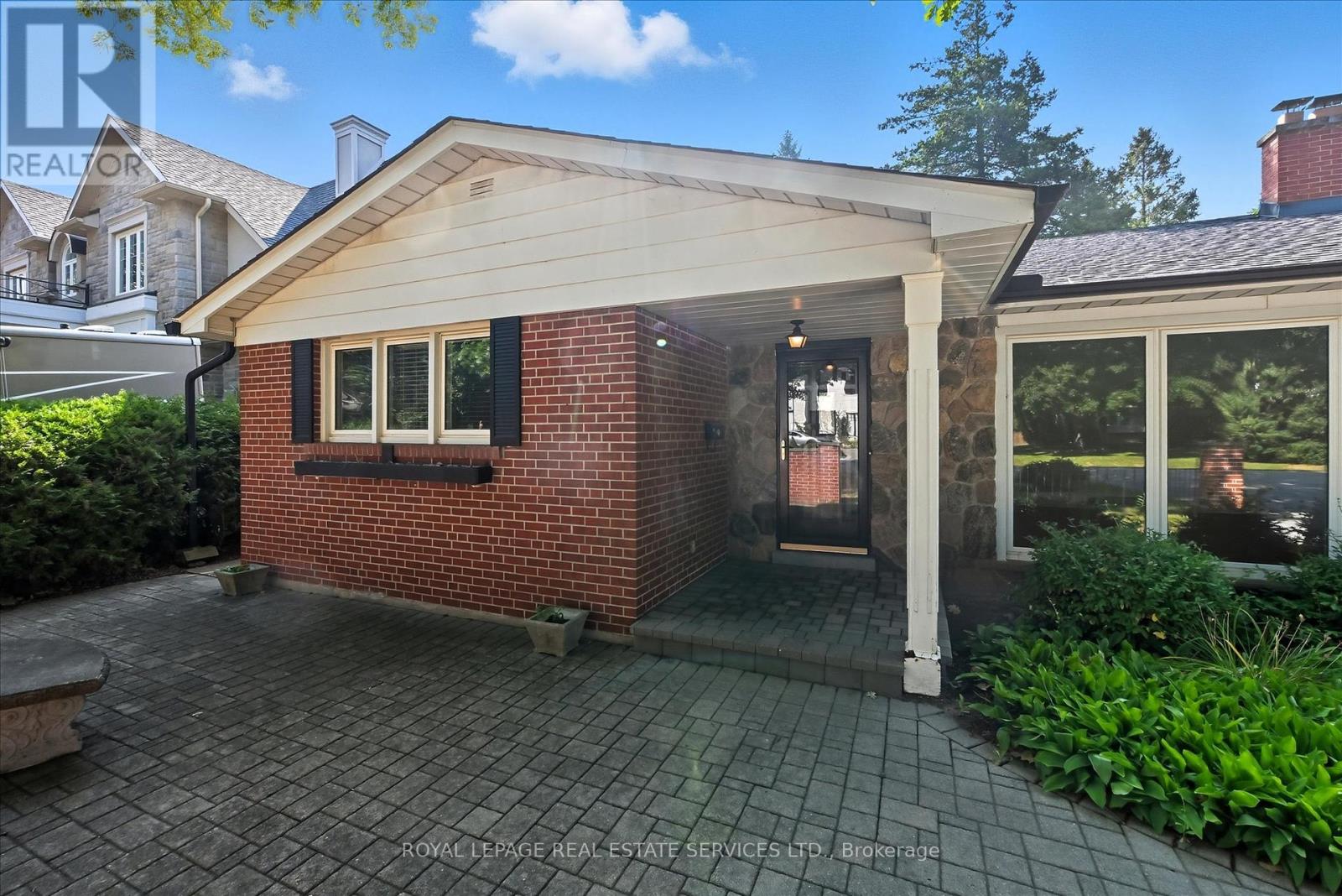 1536 Venetia Drive, Oakville, Ontario  L6L 1K7 - Photo 8 - W12398137