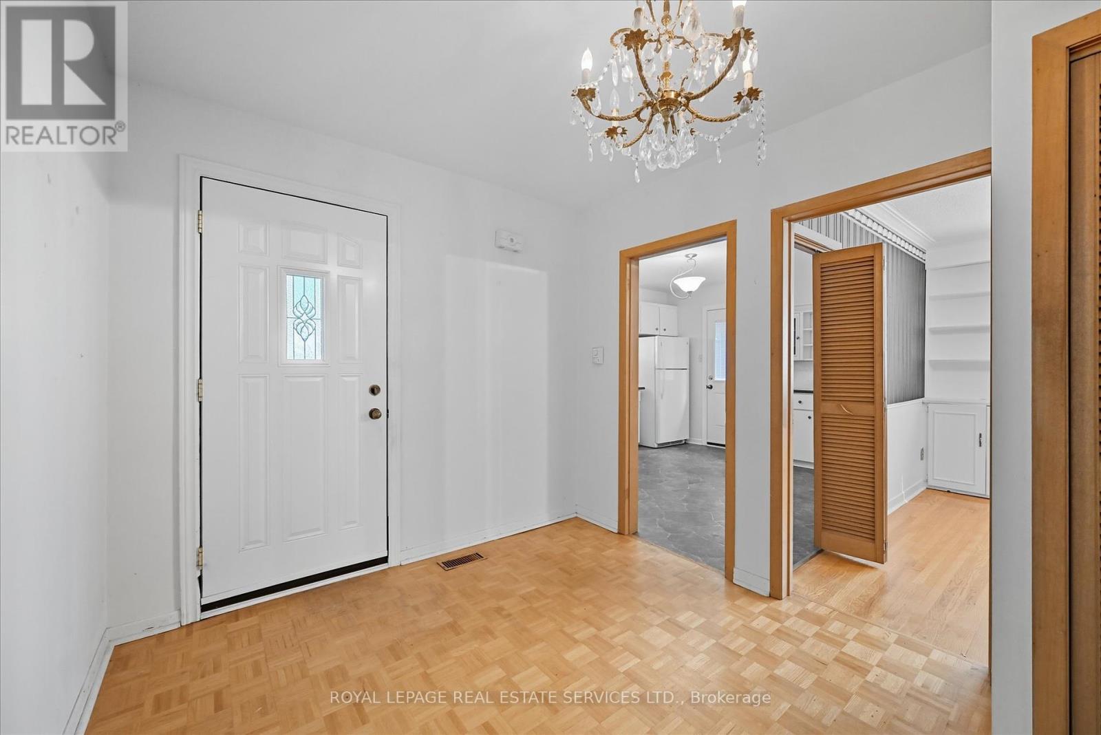 1536 Venetia Drive, Oakville, Ontario  L6L 1K7 - Photo 9 - W12398137