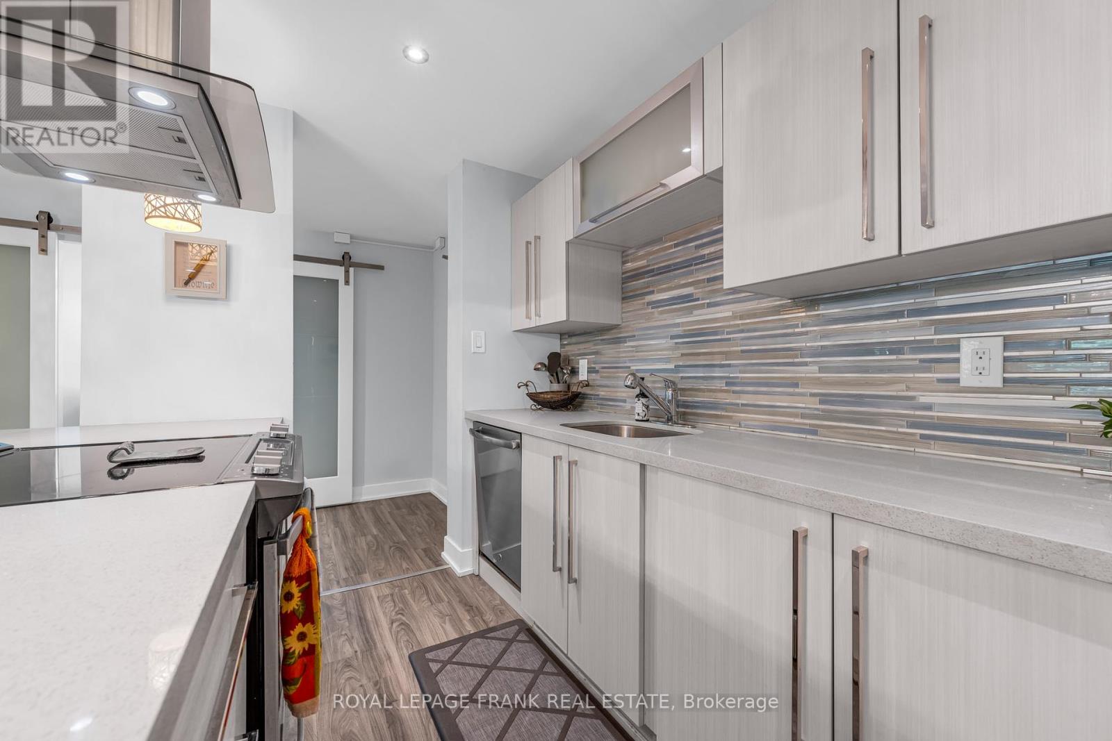 105 - 20 Speers Road, Oakville, Ontario  L6K 3R5 - Photo 7 - W12398276