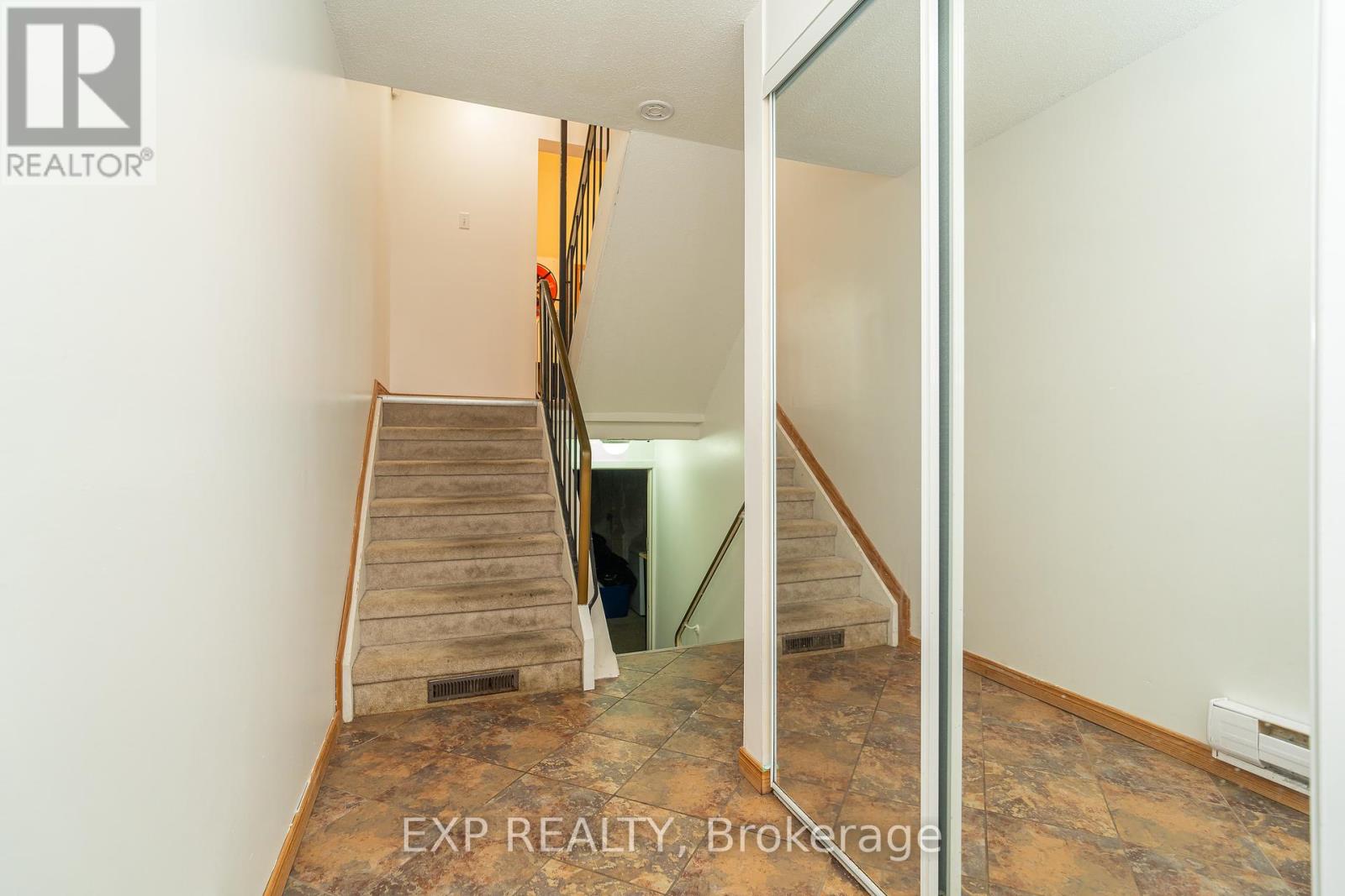 40 - 2296 Orient Park Drive, Ottawa, Ontario  K1B 4N6 - Photo 3 - X12398258