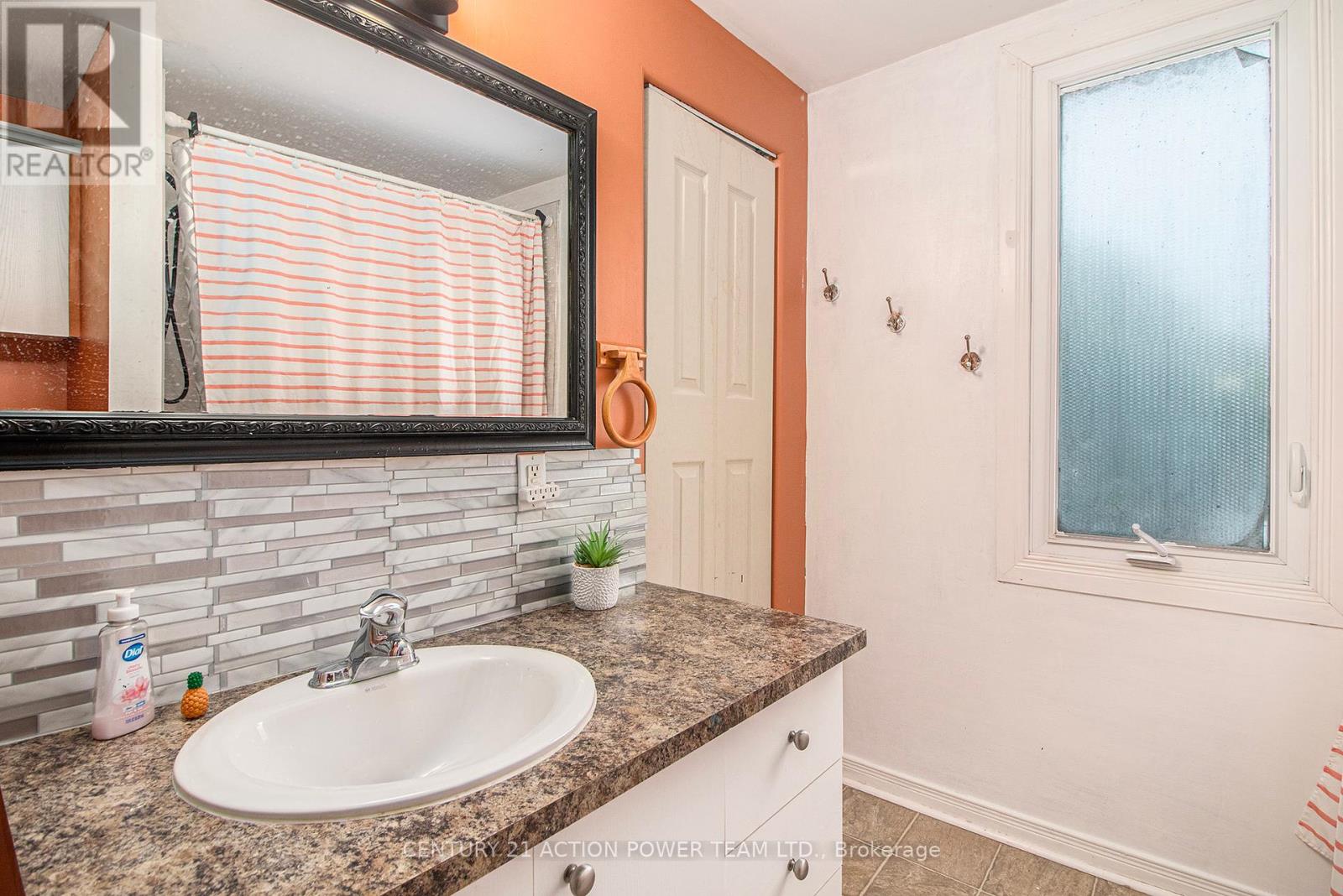 18 George St Street W, North Stormont, Ontario  K0A 1R0 - Photo 10 - X12398262