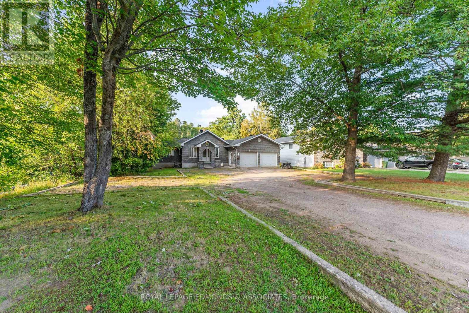 1349 Victoria Street, Petawawa, Ontario  K8H 2E9 - Photo 2 - X12398302