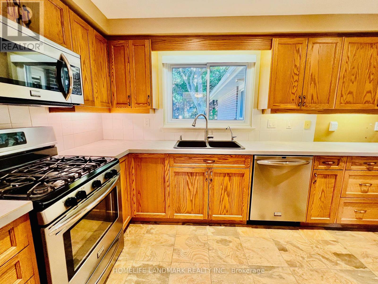 74 Devins Drive, Aurora, Ontario  L4G 2Z4 - Photo 7 - N12398299