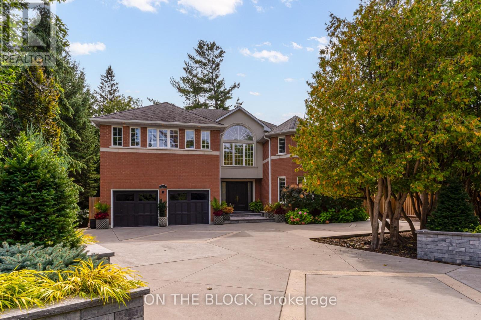 2212 Oneida Court, Mississauga, Ontario  L5C 4G5 - Photo 2 - W12398215