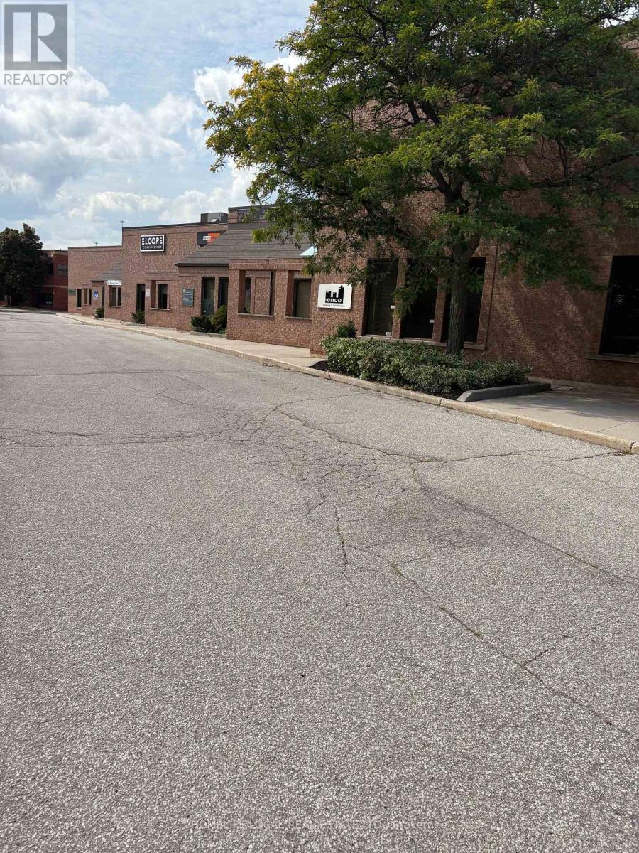 Unit 26 - 2861 Sherwood Heights Drive, Oakville, Ontario  L6J 7K1 - Photo 2 - W12398277