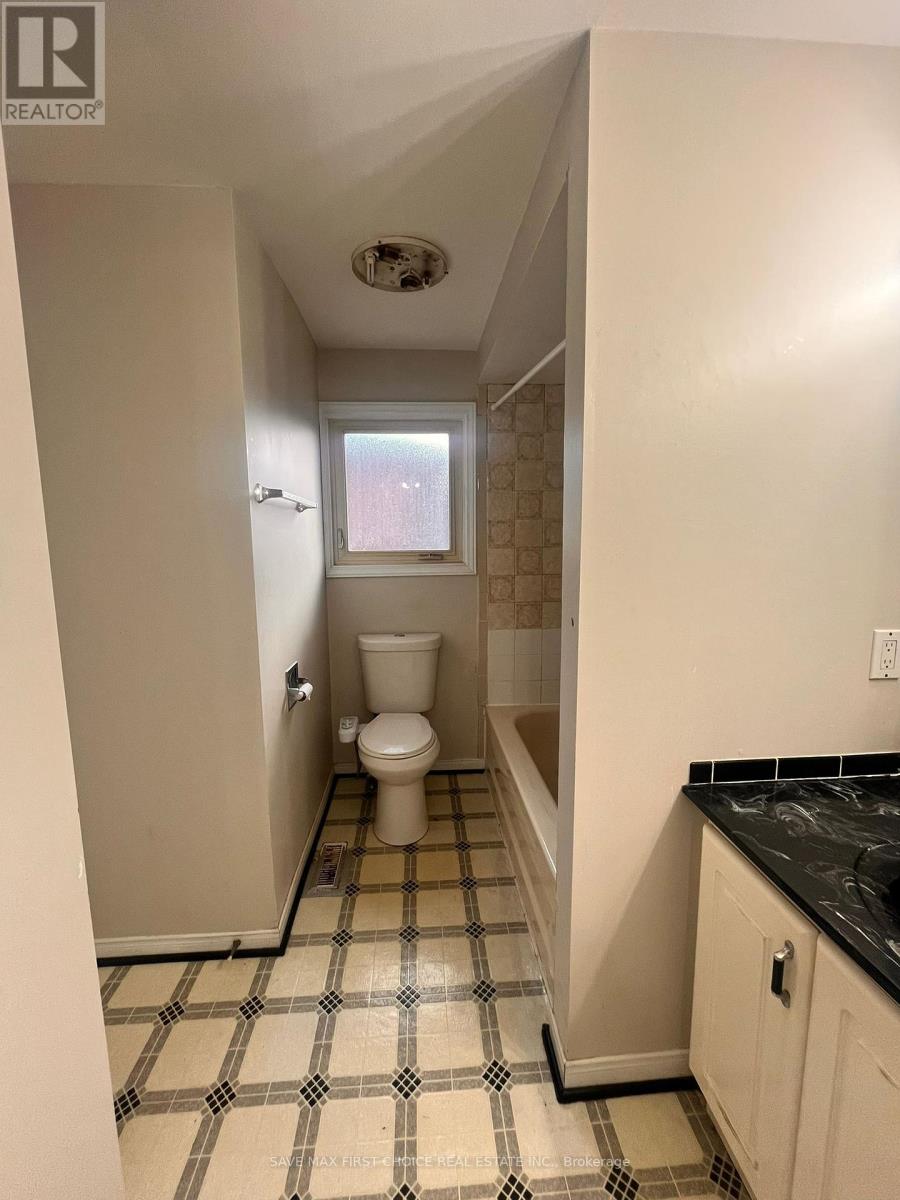34 Tanager Square, Brampton, Ontario  L6Z 1X2 - Photo 12 - W12398305