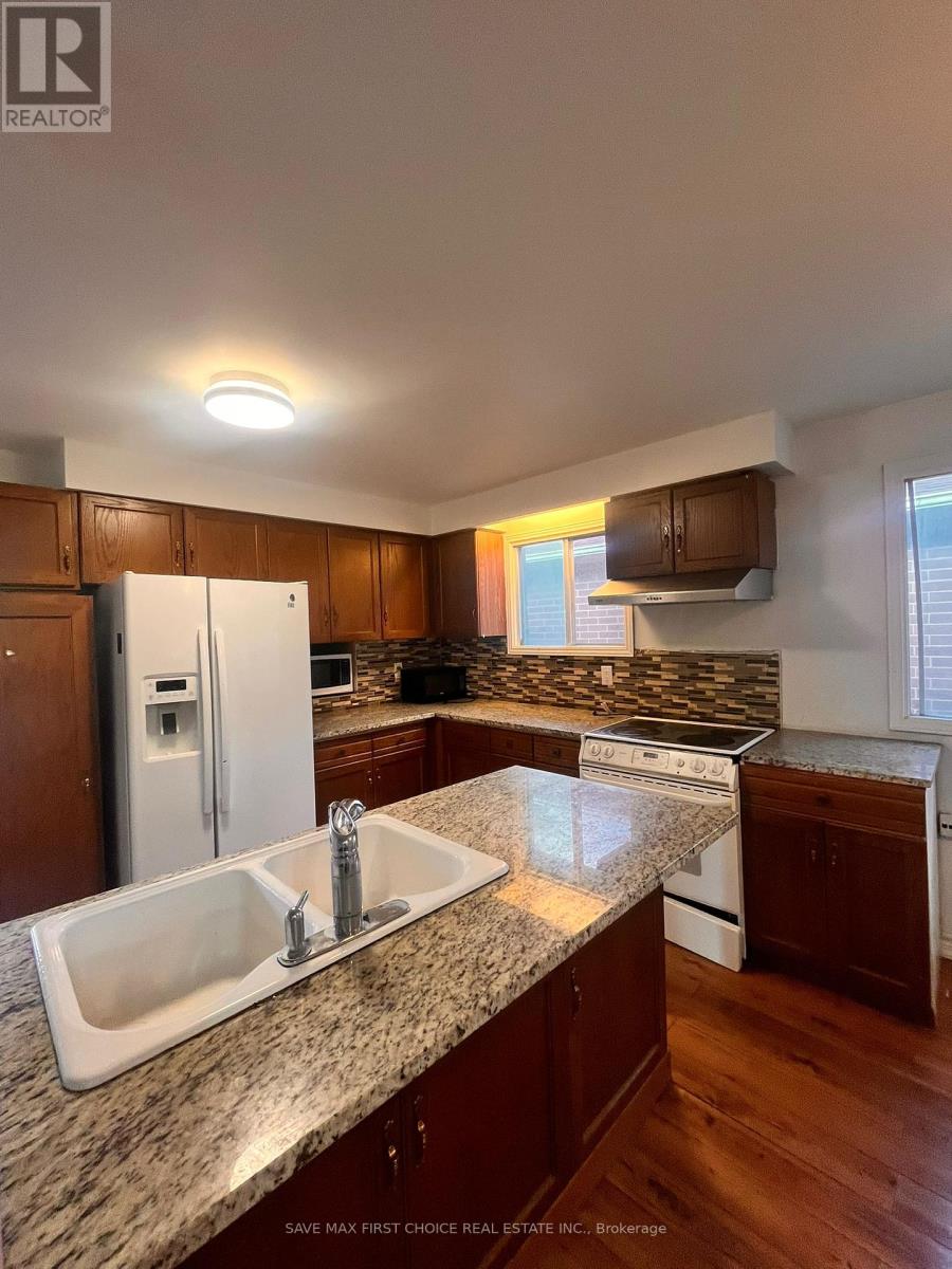 34 Tanager Square, Brampton, Ontario  L6Z 1X2 - Photo 4 - W12398305