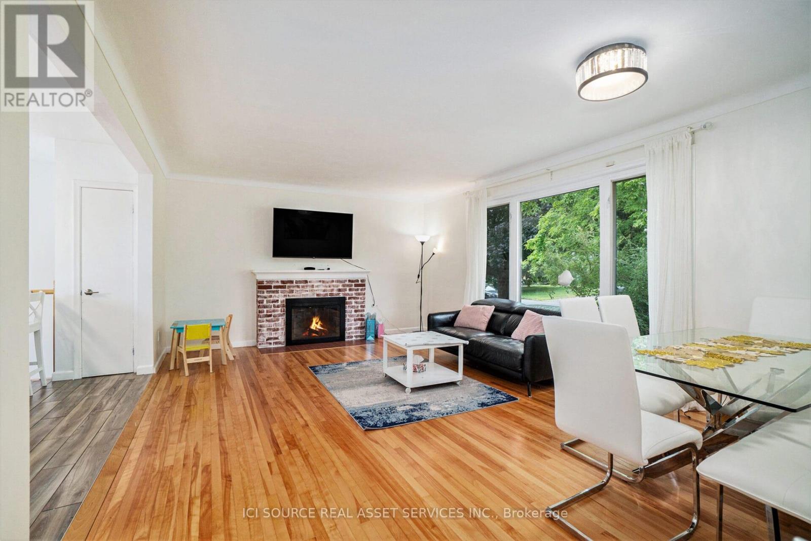 1303 Albany Drive, Ottawa, Ontario  K2C 2L7 - Photo 5 - X12398309