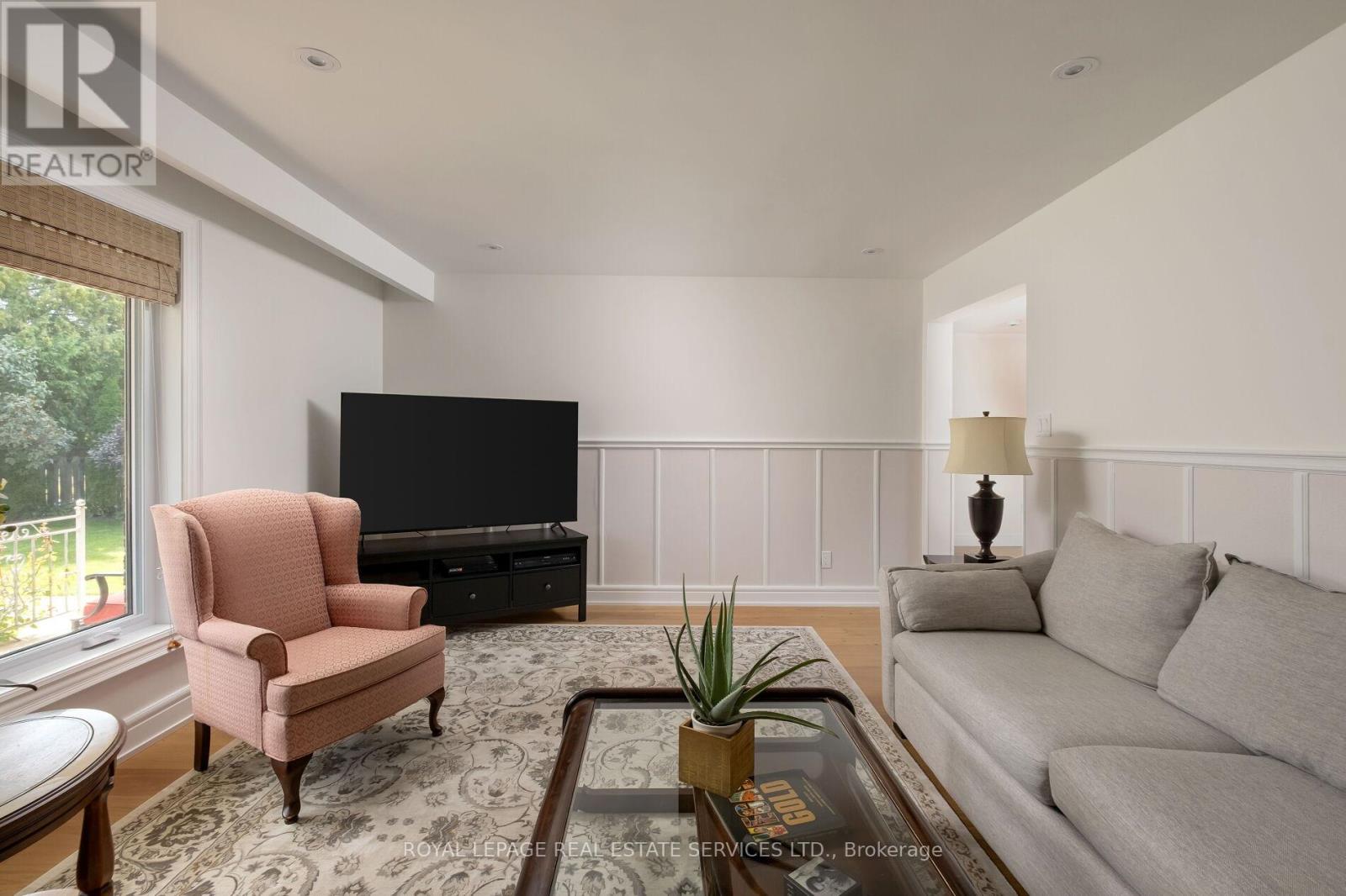 15 Westroyal Road, Toronto, Ontario  M9P 2C4 - Photo 20 - W12398381