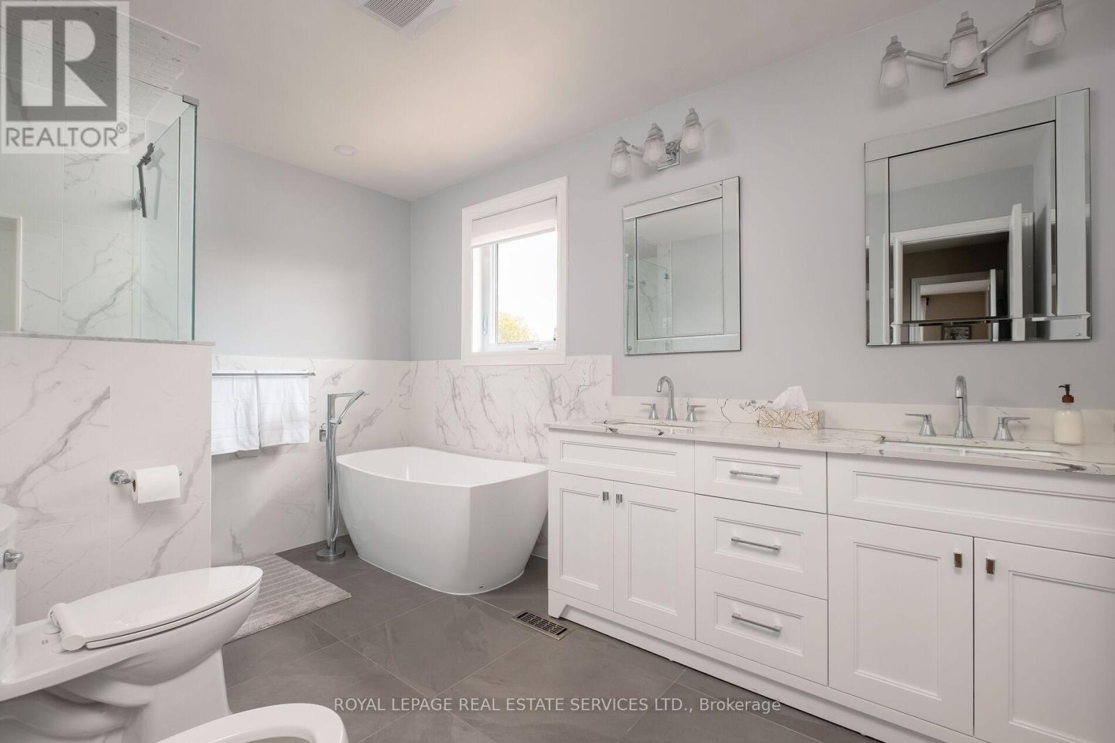 15 Westroyal Road, Toronto, Ontario  M9P 2C4 - Photo 26 - W12398381