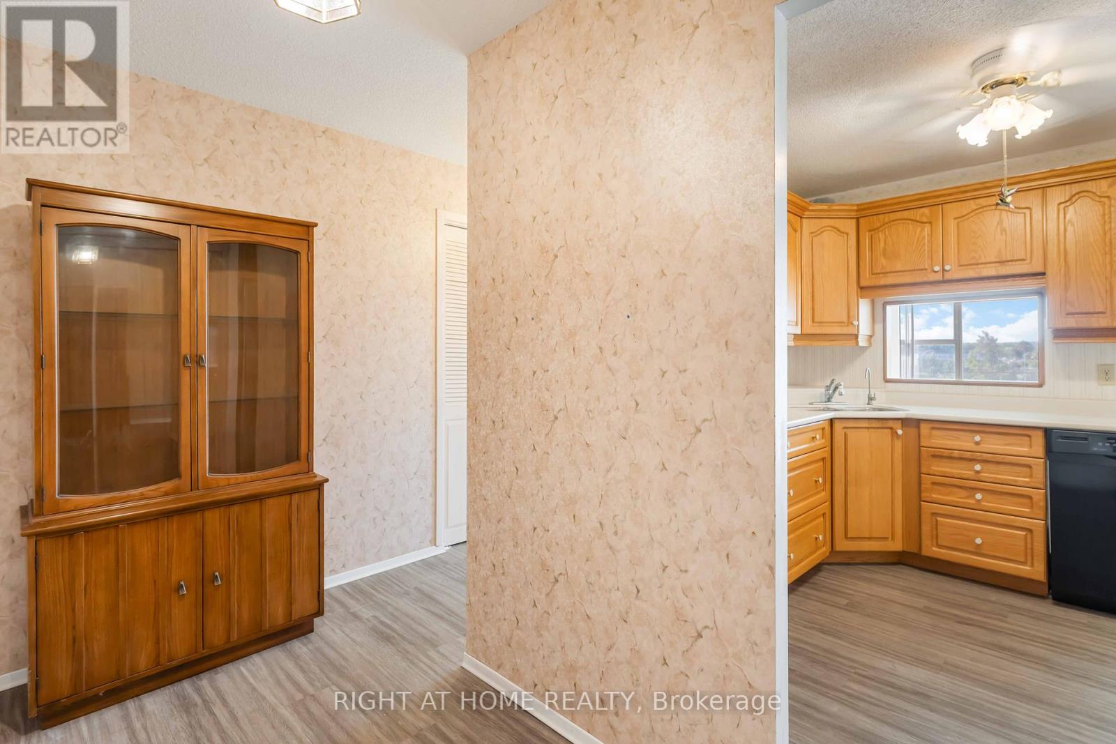 204 - 7 Gale Crescent, St. Catharines (E. Chester), Ontario  L2R 7M8 - Photo 4 - X12398350