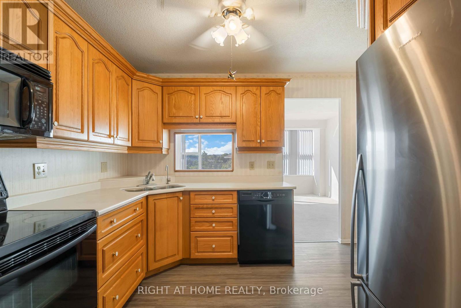 204 - 7 Gale Crescent, St. Catharines (E. Chester), Ontario  L2R 7M8 - Photo 5 - X12398350