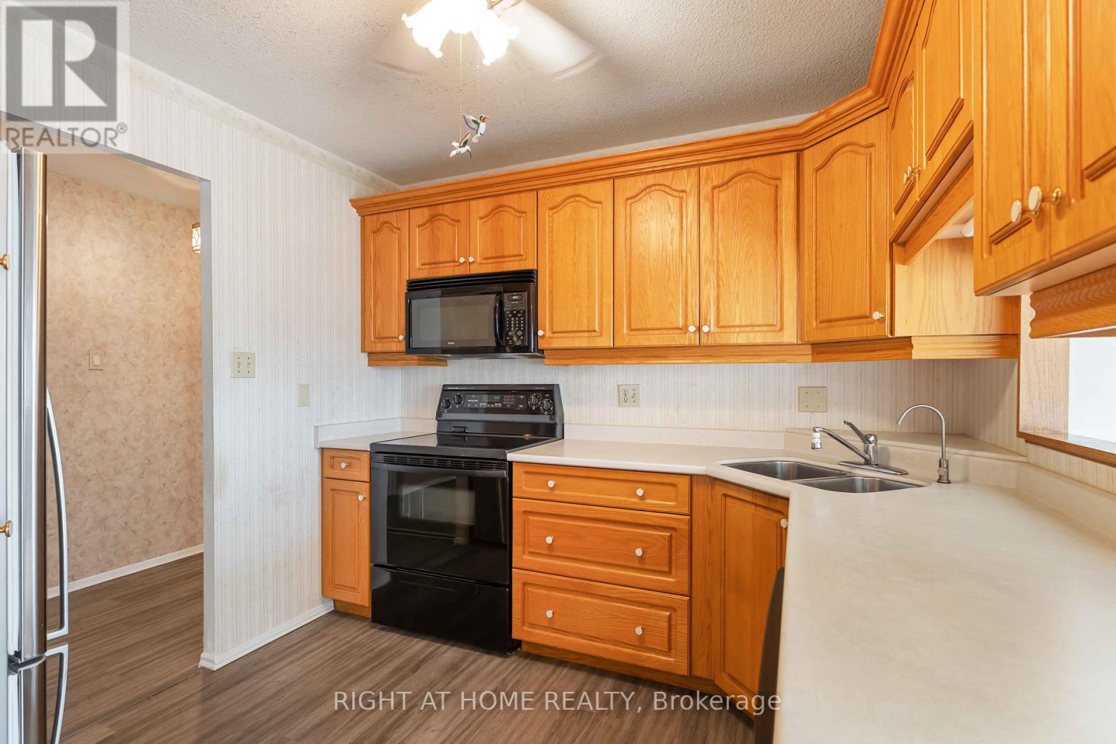 204 - 7 Gale Crescent, St. Catharines (E. Chester), Ontario  L2R 7M8 - Photo 6 - X12398350