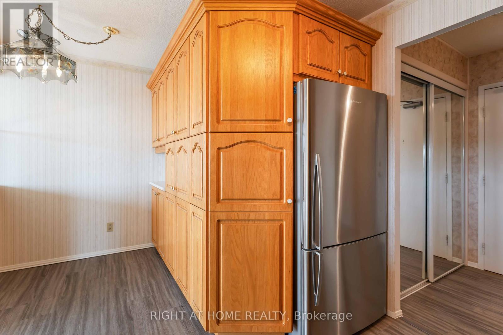 204 - 7 Gale Crescent, St. Catharines (E. Chester), Ontario  L2R 7M8 - Photo 7 - X12398350
